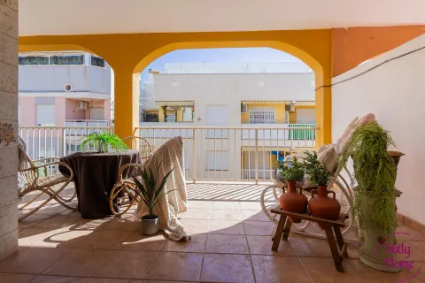 Vivienda SIN ASCENSOR de cuatro dormitorios en segunda línea de playa