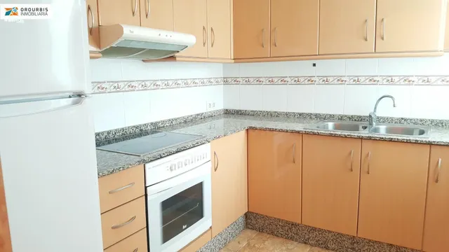 ¡Magnífico piso en la playa de Torre la Sal! - foto 5