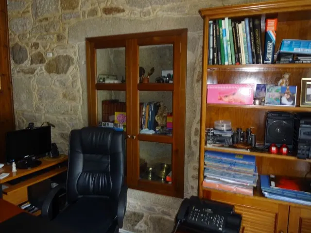 SE VENDE CASA SEÑORIAL PAREADA DE PIEDRA REFORMADA Y EN PERFECTO ESTADO EN PADRON — 24