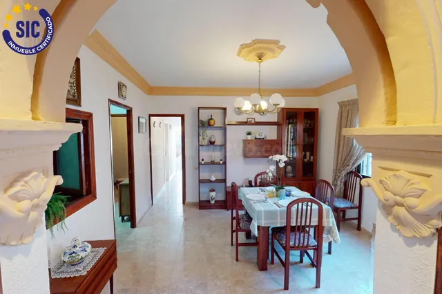 Casa esquinera con 3 dormitorios y con solarium en la parte  - foto 2