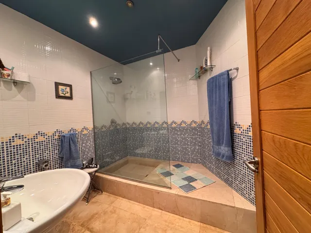 Exclusivo Chalet Reformado en Barrika con Vistas al Mar y Amplias Instalaciones — 37