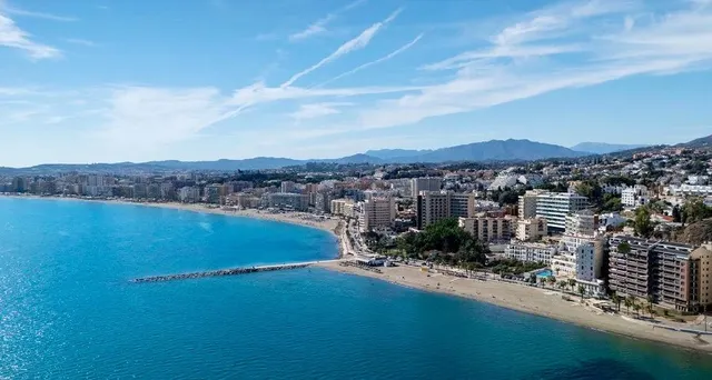 LA EXCLUSIVIDAD EN SU MÁXIMA EXPRESIÓN, A ESCASOS METROS DE LA PLAYA DE CARVAJAL, CON VISTAS AL MAR. — 37