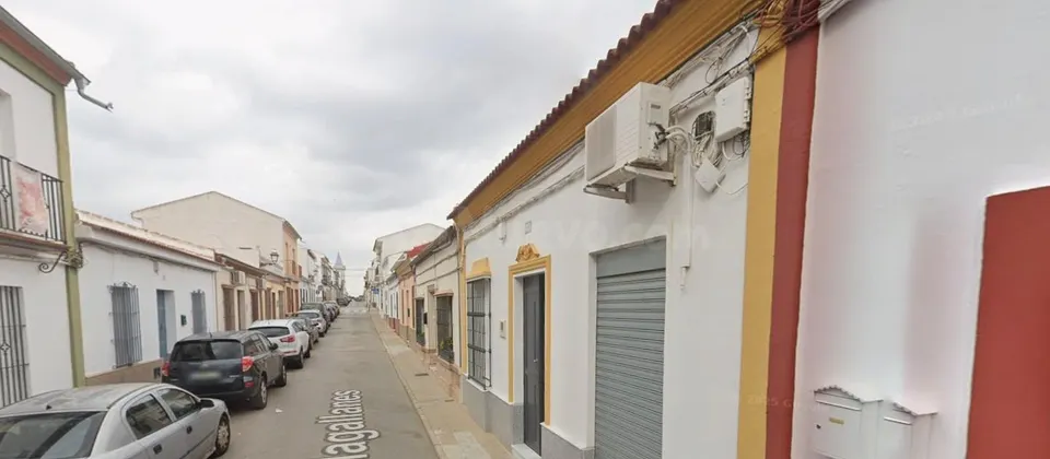 CASA EN PILAS