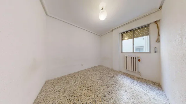 Piso de 77 m2 útiles. Distribuidos en tres dormitorios, salón, cocina, baño y zona de aparcamiento en la parte interior de la urbanización — 17
