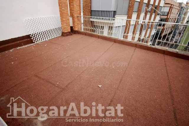 CASA SEMIREFORMADA CON GARAJE Y DOS TERRAZAS, EN EL CENTRO - foto 2