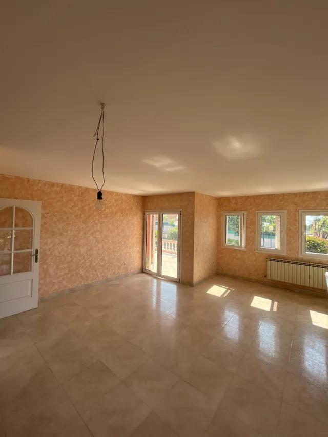 Chalet luminoso con vistas al mar en Creixell, zona La Masó. 3 habitaciones dobles, 2 baños , garaje y parcela de 1411 m2. — 25