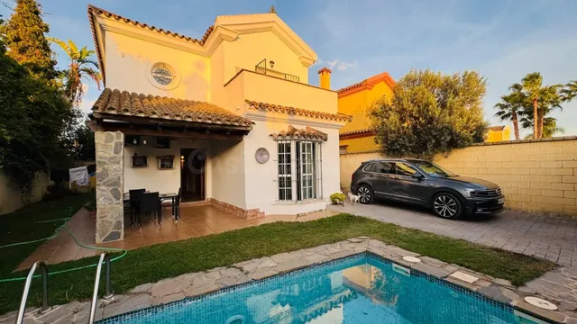 Chalet independiente con piscina, jardín y aparcamiento priv