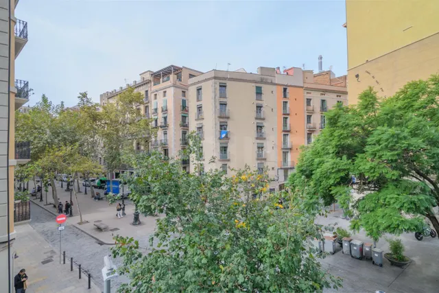 Espectacular vivienda esquinera con siete balcones frente al Mercat del Born — 49