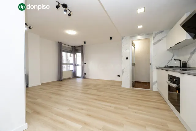 Planta baja con terraza privada, 3 dormitorios, 2 baños y garaje — 3