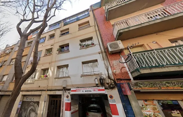 FANTÁSTICO PISO en Calle Estadella 42 en Barcelona (Barcelona). — 2