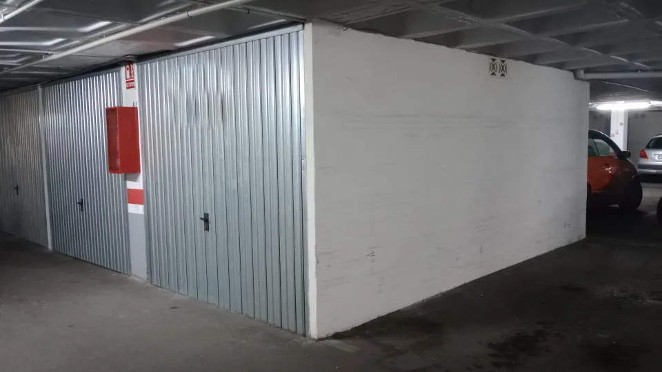 Se vende amplio garaje cabinado en urbanización en Rincon de Loix.