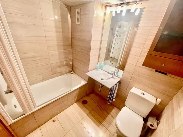 Muy buen piso de 4 Dorm. en Av. Oscar Espla — 20