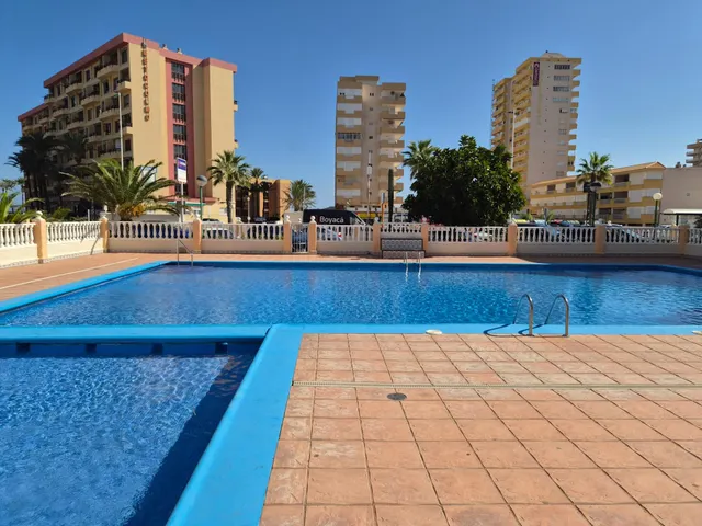 Apartamento situado en la urbanización Torre Luquillo, en el kilómetro 5,5 de La Manga del Mar Menor, que destaca por sus impresionantes vistas tanto al Mar Menor como al mar Mediterráneo. — 30