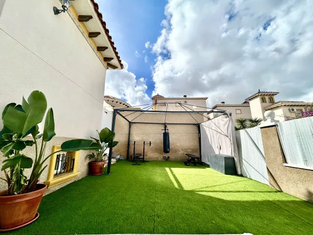 Villa de 4 dormitorios y 3 baños en villamartin (orihuela costa) — 41