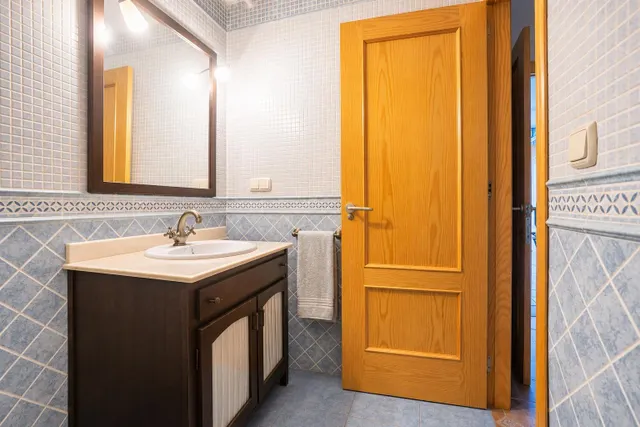 Almeria - cruz de caravaca: amplio triplex - 6 habitaciones + 3 baños + 1 aseo + garaje amplio + 2 salones + 2 cocinas + solarium — 22