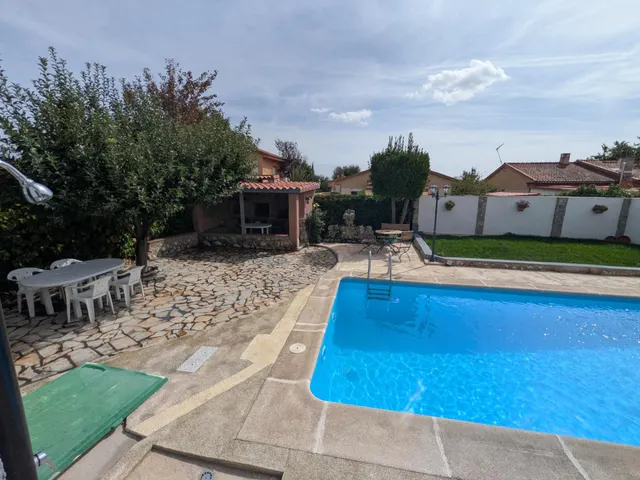 CHALET INDEPENDENTE CON PISCINA — 40