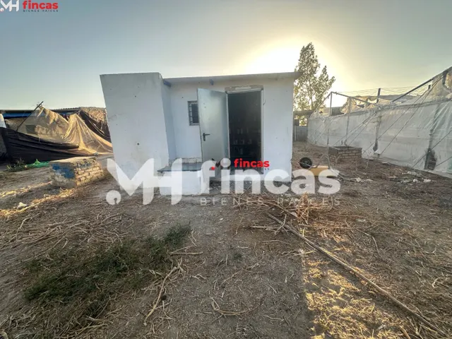 Finca Rústica con Nave, Invernaderos, Pozo y Luz Propia en L