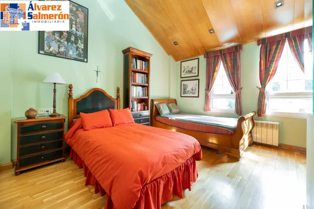 CHALET ADOSADO EN ZONA LA CALETA — 37