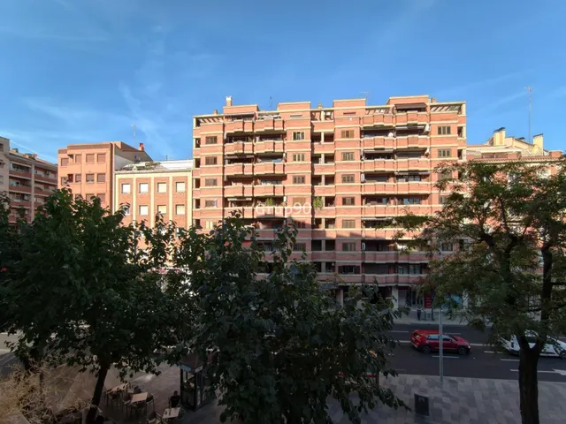 Piso económico con balcón en Plaza del Treball (Lleida) — 8