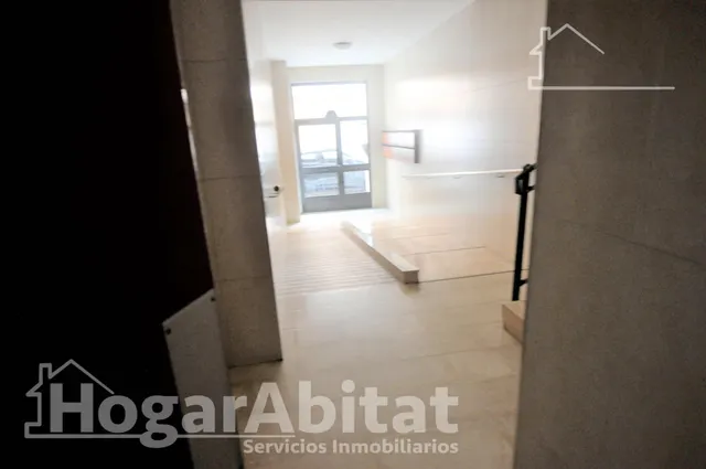 AMPLIO Y EXTERIOR CON BALCÓN Y TRASTERO, EN EL CENTRO — 33