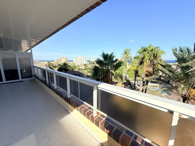 Apartamento con una gran terraza esquinera en  la urbanización Arpón II, en el kilómetro 4 de La Manga del Mar Menor. — 3