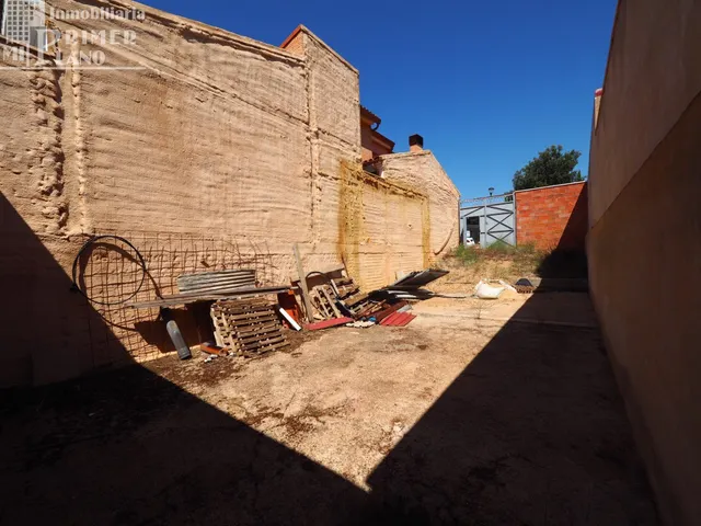 Solar con excavación hecha en barrio Europa junto a c/Brusel - foto 3