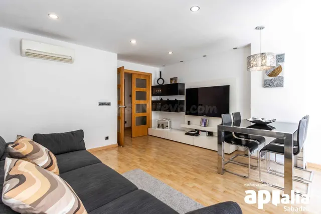 Vivir en “El Barco” de Sabadell: vivienda reformada con pisc - foto 5