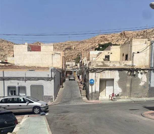 SE VENDE casa adosada OKUPA en C ROQUETAS 11 de Almería