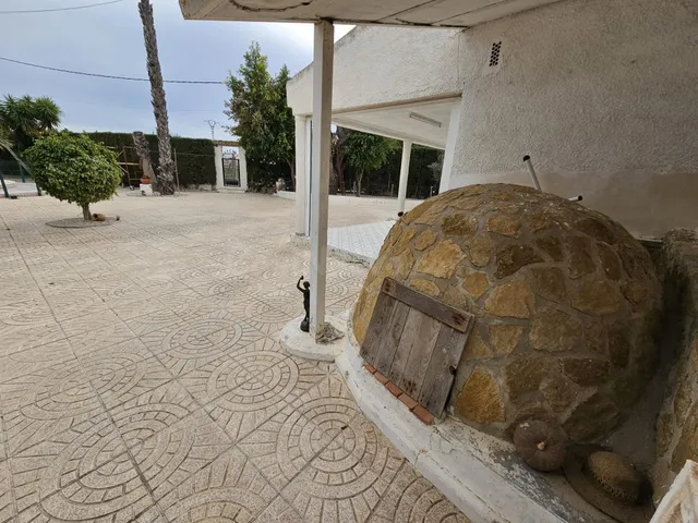 Amplia casa de campo con piscina, parcela y almacén - foto 5