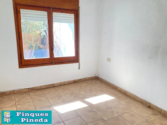 CASA PLANTA BAJA CON 2 VECINOS CON JARDÍN — 8