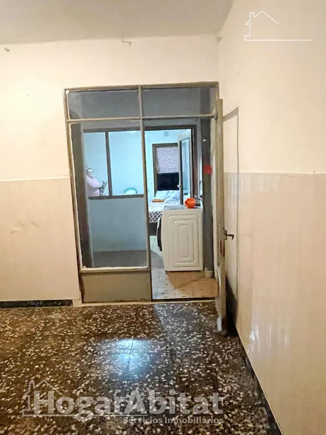 AMPLIA CASA CON MUCHAS POSIBILIDADES — 28