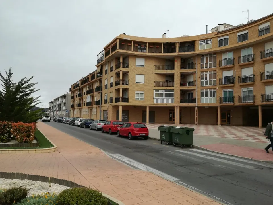 Se vende local cormercial de 303 m2 en Elda.
