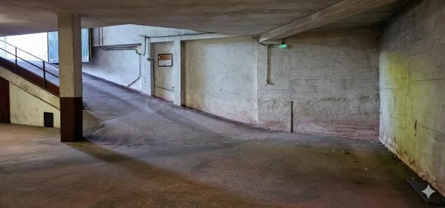 Amplia plaza con capacidad para FURGONETA e incluso PEQUEÑO 
