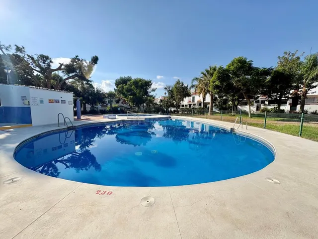 Casa adosada con dos patios privados y piscina comunitaria en Caleta de Vélez — 2