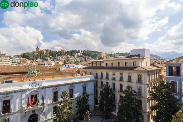 GRAN PISO EN PLAZA DEL CARMEN FRENTE AL AYUNTAMIENTO. — 41