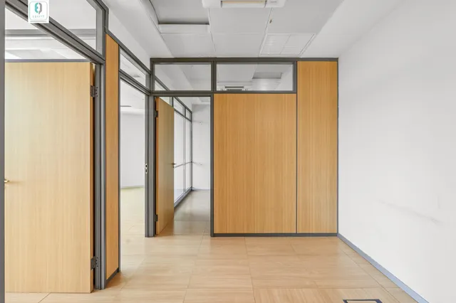 Amplia y luminosa oficina en el emblemático y exclusivo edificio forum — 12