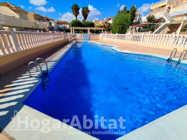 Espacio exterior, luz y privacidad en este adosado reformado en esquina con gran terraza y piscina comunitaria — 25