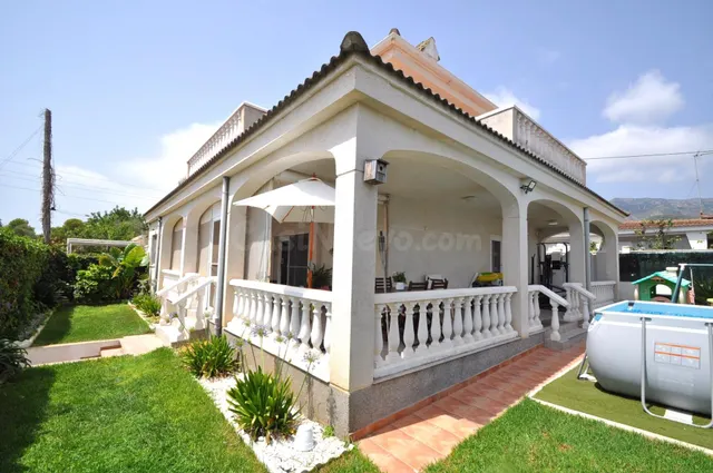 Chalet con piscina y amplio jardín cerca de la Playa de les  - foto 3