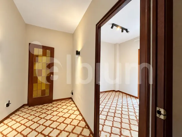 Amplio piso de 4 habitaciones con terraza, parking y trastero — 25