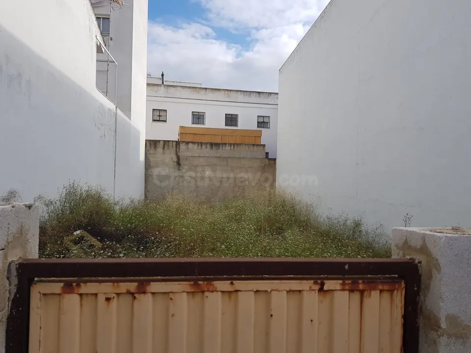 SOLAR PLURIFAMILIAR EN HUELVA DE 250 M2