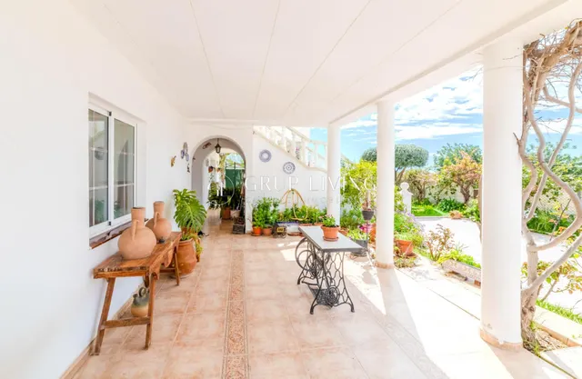ELEGANTE CASA ESQUINERA DE ESTILO INGLÉS CON VISTAS AL MAR — 41