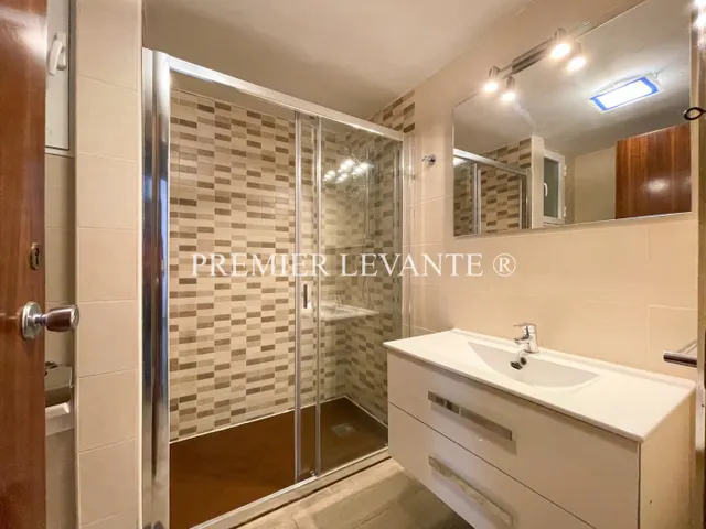 Vivienda en Centro, 4 hab y 2 baños, reformada, con ascensor. — 13