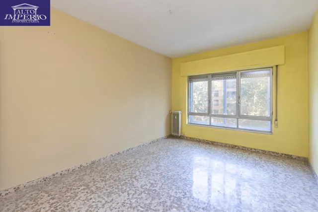 Piso en esquina con terraza y vistas a Plaza Mariana Pineda, Granada — 21