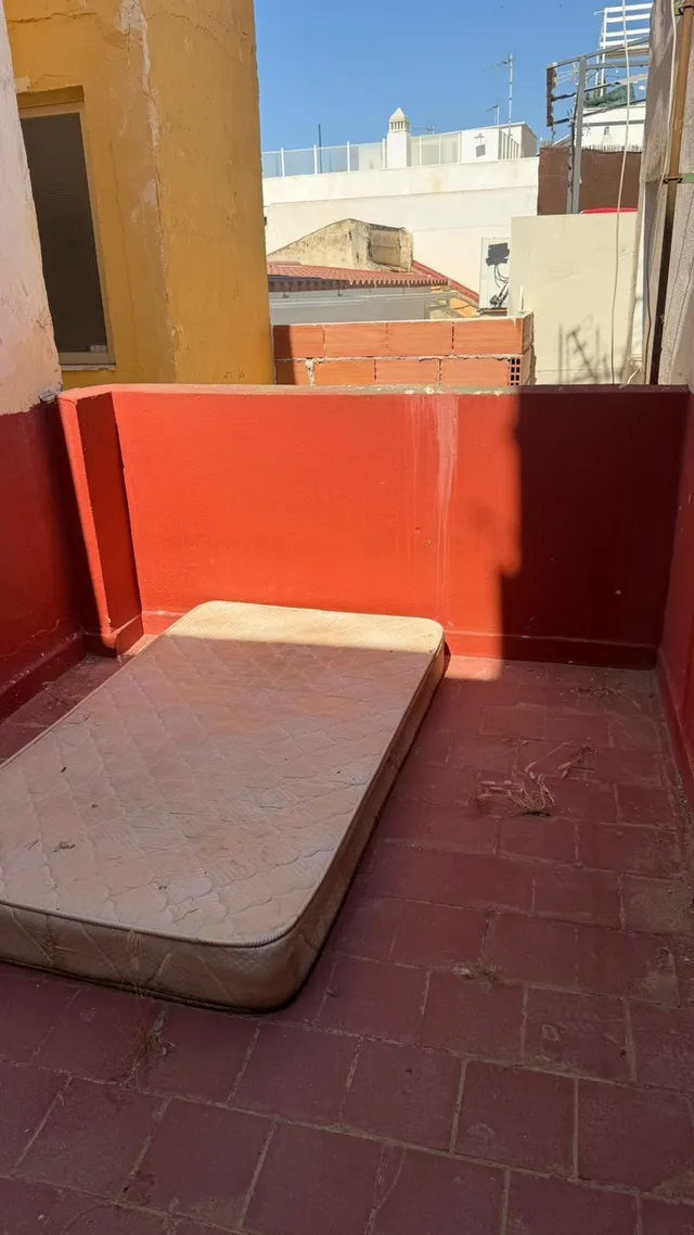 Oportunidad Única en Pedregalejo: Casa a Pasos de la Playa por €299,999 — 9