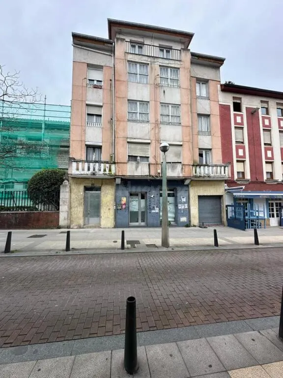 Local comercial 200m² en primera linea Torrelavega - foto 2
