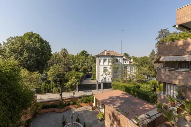 Exclusivo piso señorial con terraza en el Paseo del Salón (Cuesta de Escoriaza), con cochera y trastero. — 2