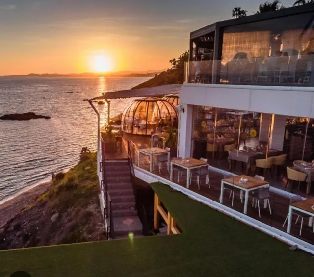 *** ÁTICO CON LINDAS VISTAS AL MAR Y A LA BAHÍA DE PUERTO MARINA. UNA JOYA !!!. — 27