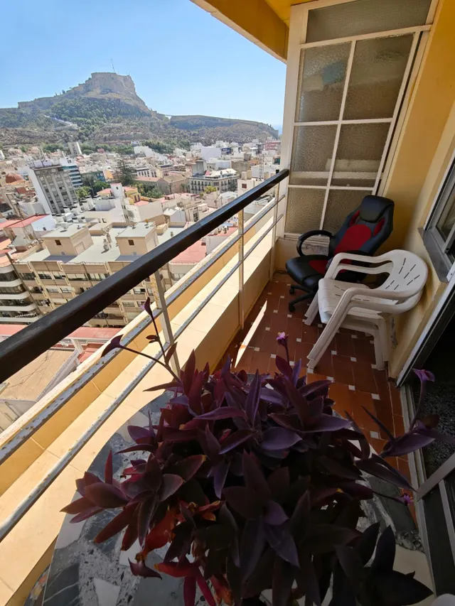 Amplia vivienda de 159 m2 con vistas panorámicas a los dos castillos de Alicante y plaza de garaje — 8