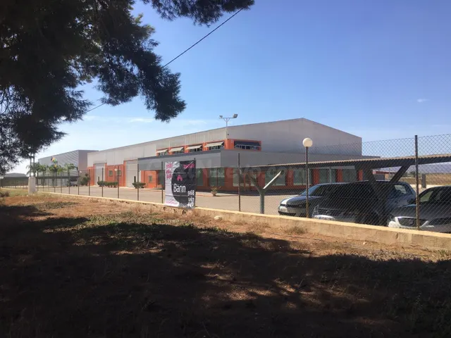 Nave industrial con 2.100 m2 construidos y parcela vallada d - foto 2