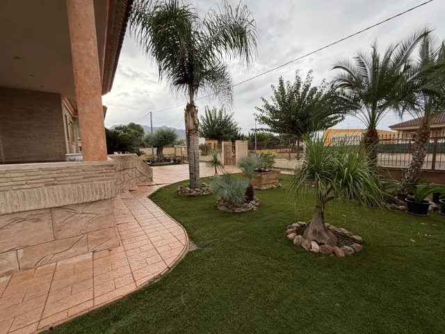 Chalet independiente con 400 m2 construidos, gran parcela y garaje — 41